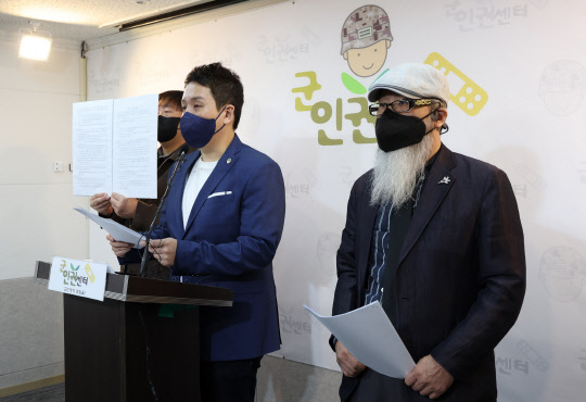 임태훈(가운데) 군인권센터 소장(가운데)이 지난 4월 27일 오전 서울 마포구 군인권센터에서 열린 고 이예람 중사 사망 사건 조사를 위한 특검 임명 관련 유가족, 지원단체의 입장 및 특검수사 방향에 대한 제언 기자회견에서 발언하고 있다. <연합뉴스>